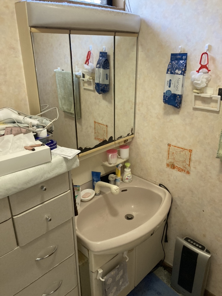 日高市原宿　洗面化粧台交換及び脱衣所内装工事　27万5千円（工事費込・税込）