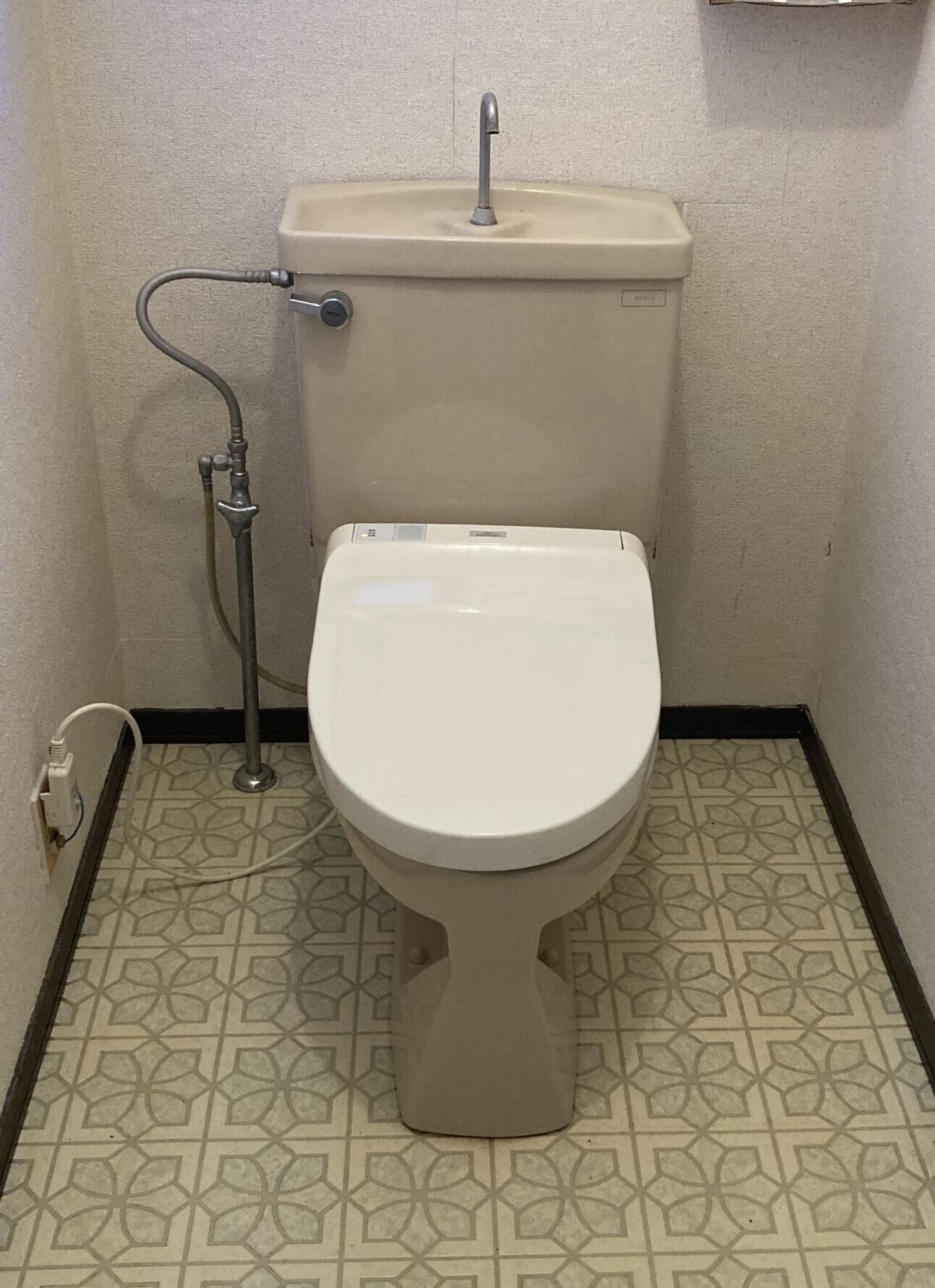 日高市旭ヶ丘　トイレリフォーム　21万5千円（工事費込・税込）