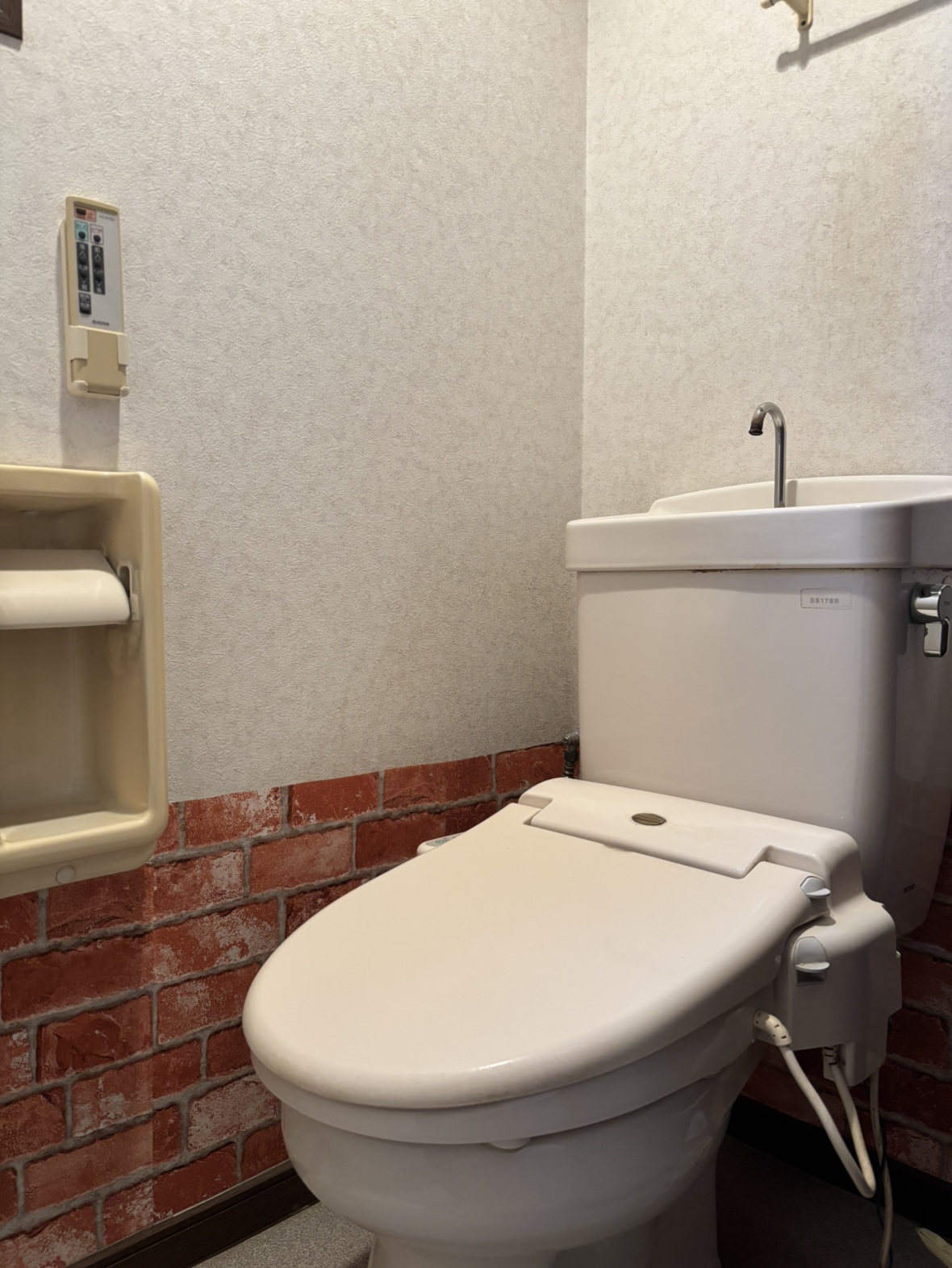 日高市高萩　トイレリフォーム・内装リフォーム　19万4千円（工事費込・税込）