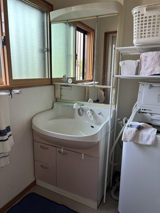 日高市武蔵高萩　洗面化粧台交換　14万円　（工事費込・税込）