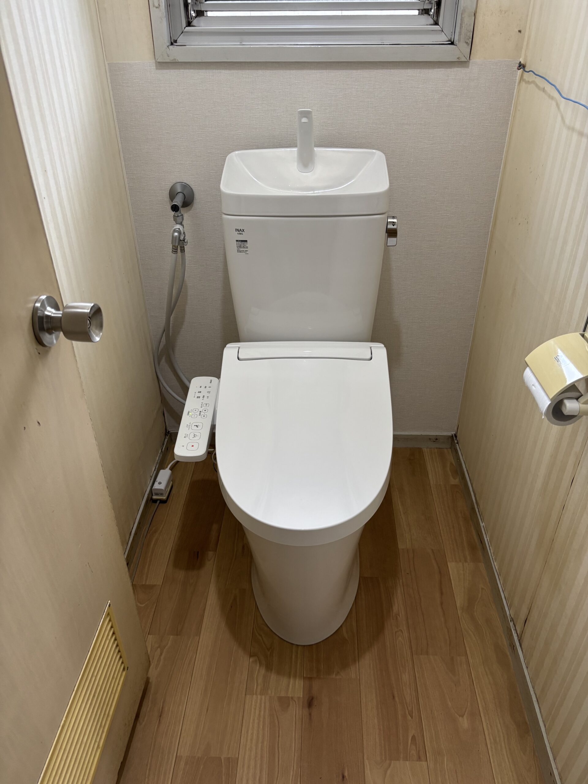 日高市高萩　トイレリフォーム・床と壁1面張替え　22万8千円　（工事費込・税込）