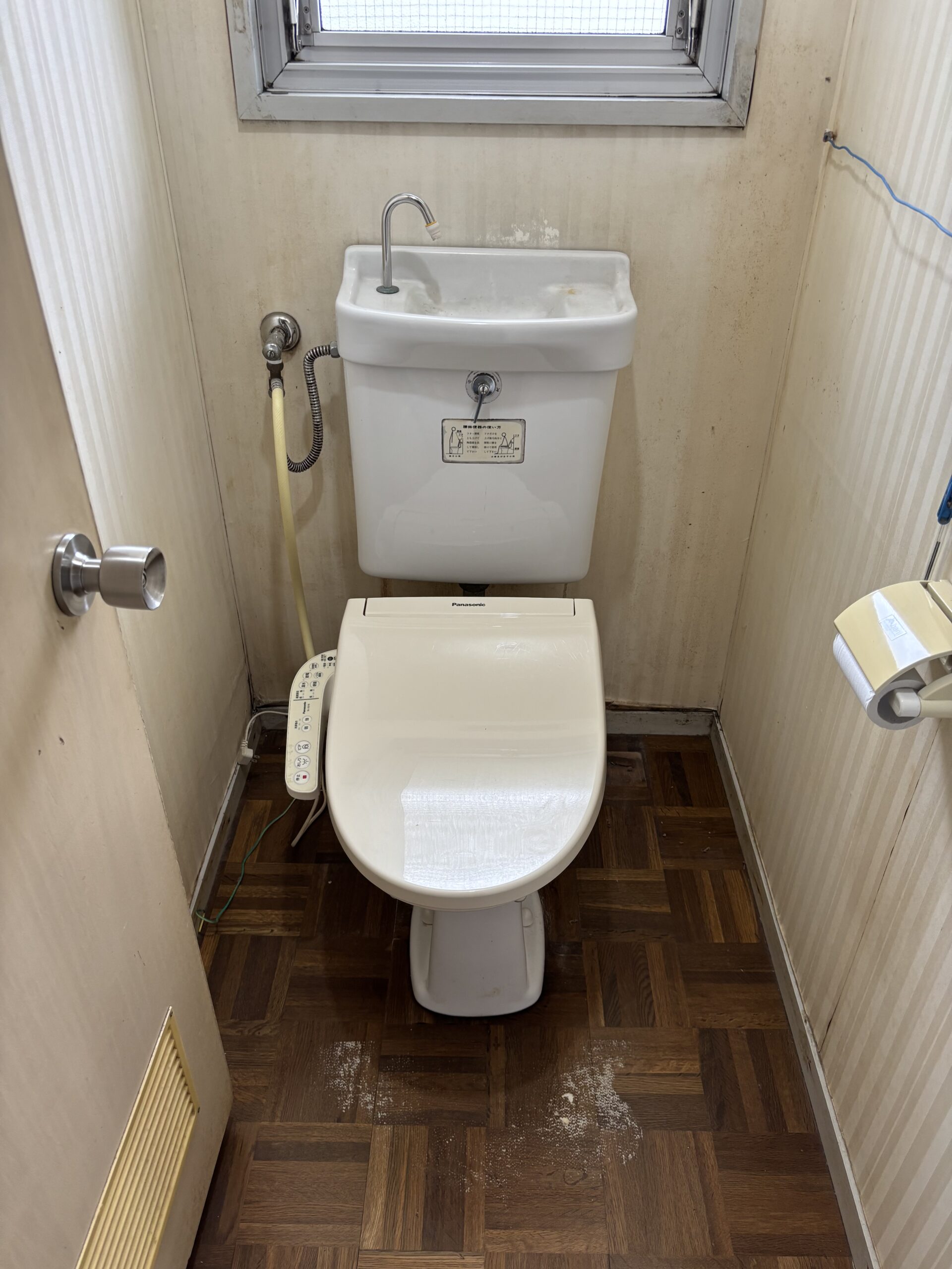 日高市高萩　トイレリフォーム・床と壁1面張替え　22万8千円　（工事費込・税込）