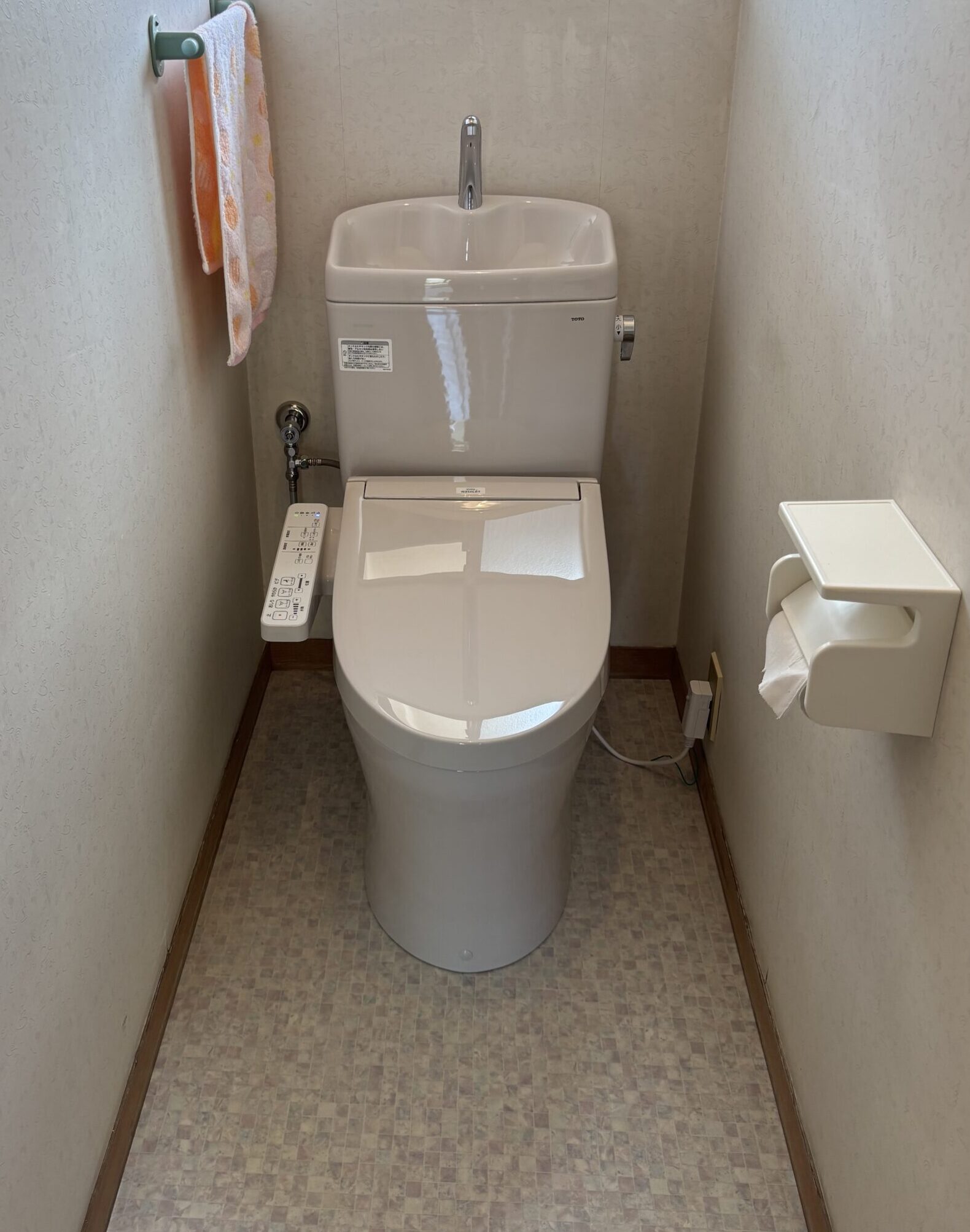 日高市旭ヶ丘　トイレリフォーム・床張り替え　23万円　（工事費込・税込）