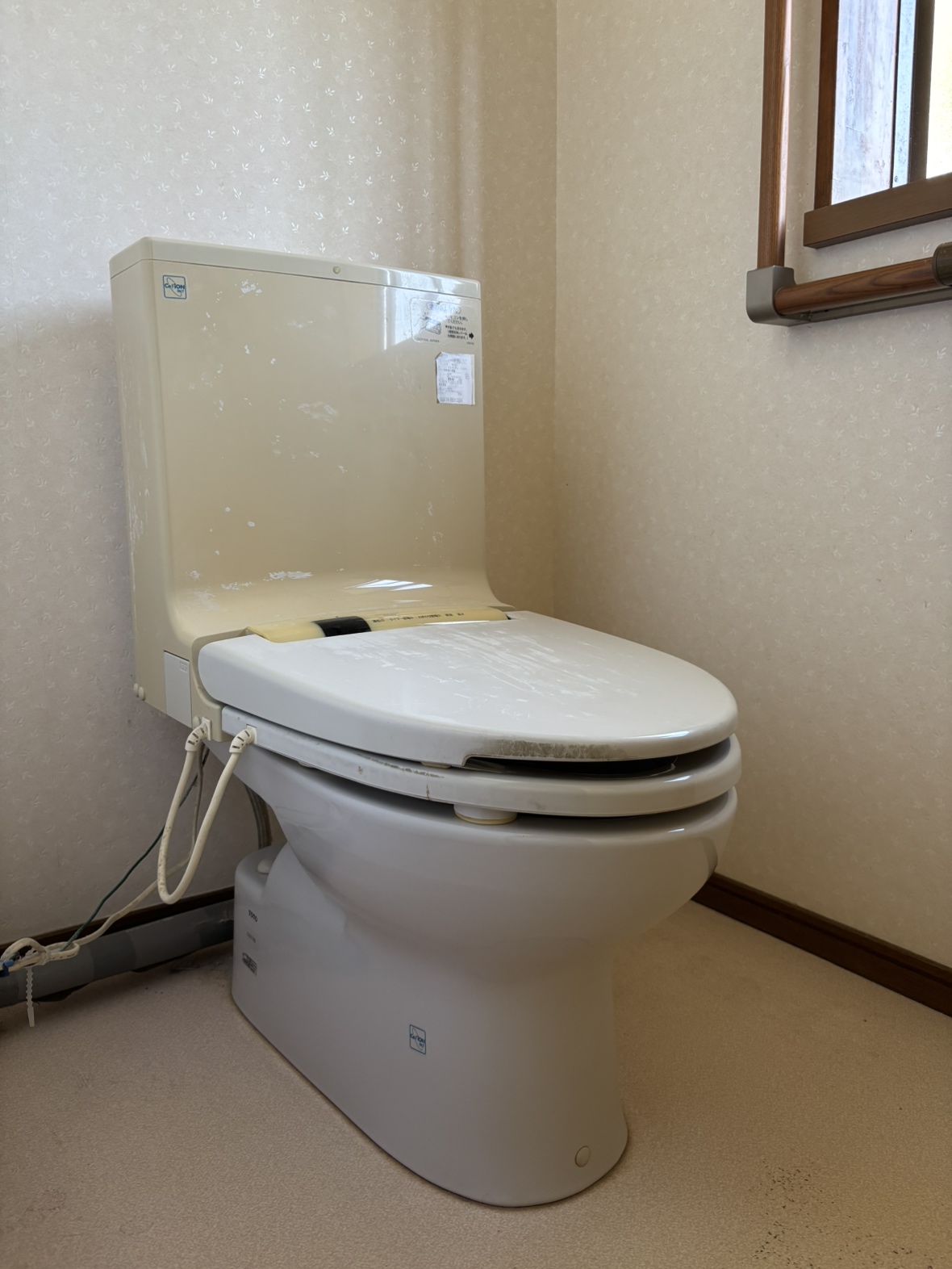 日高市中沢　トイレリフォーム・床張り替え　20万1千円（工事費込・税込）