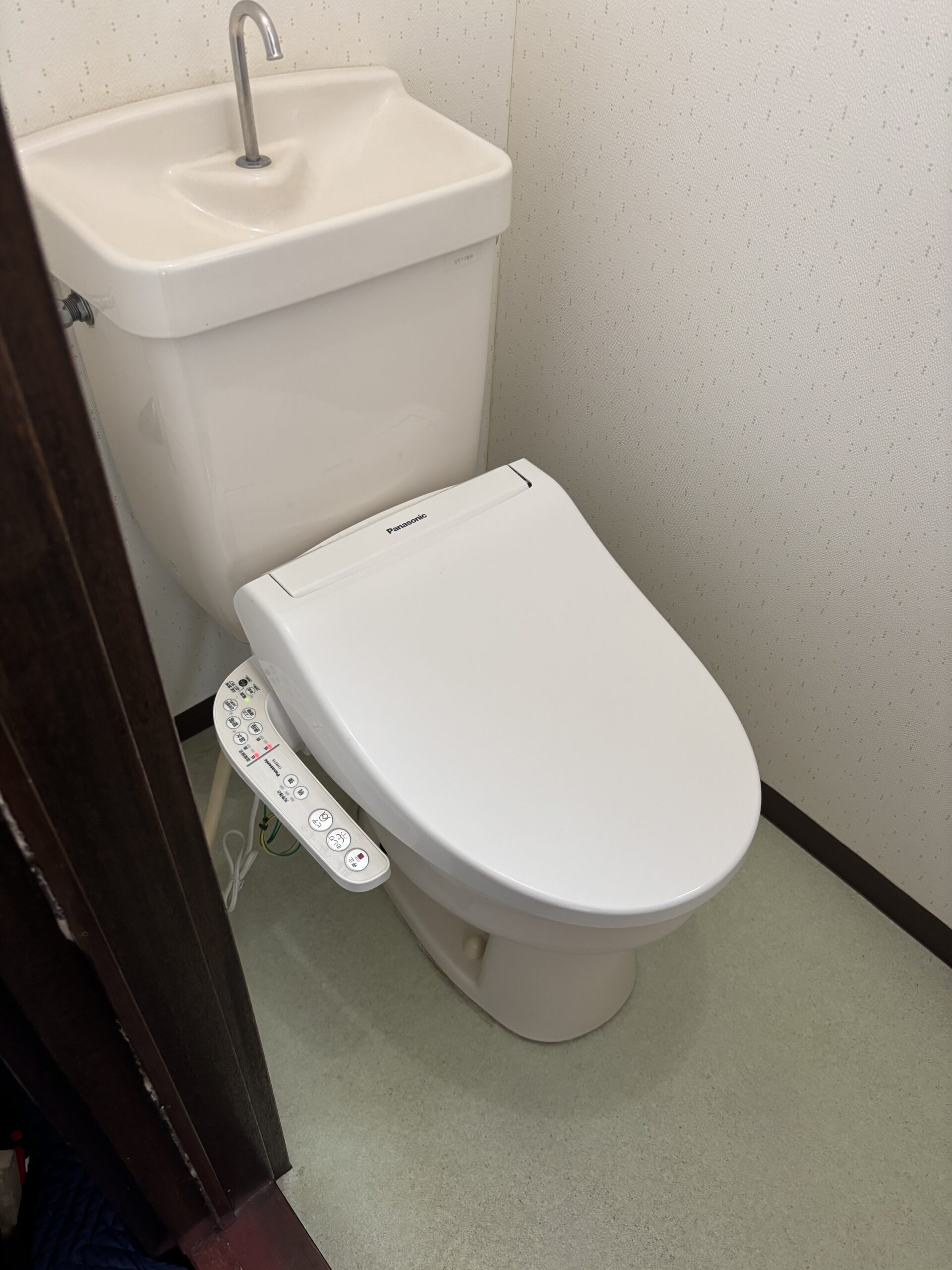 新　日高市鹿山　トイレリフォーム・床張替え　25万6千円（工事費込・税込）